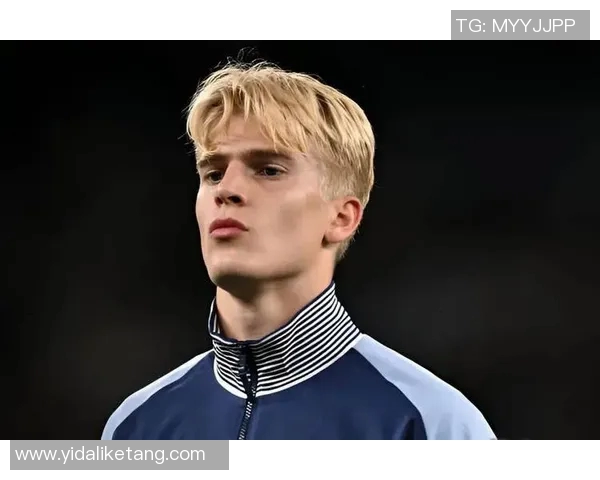 闪耀绿茵场的足球明星双排项链展现个性与风格的完美结合